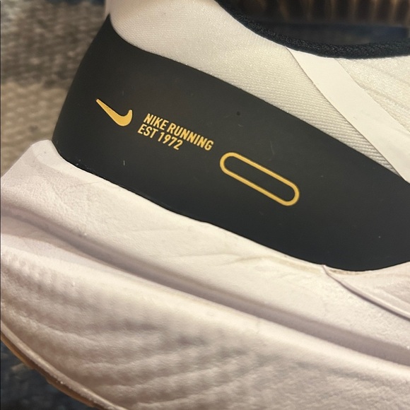 Nike Air Winflo 9 Women's White and Pink Athletic Shoes - Picture 3 of 10